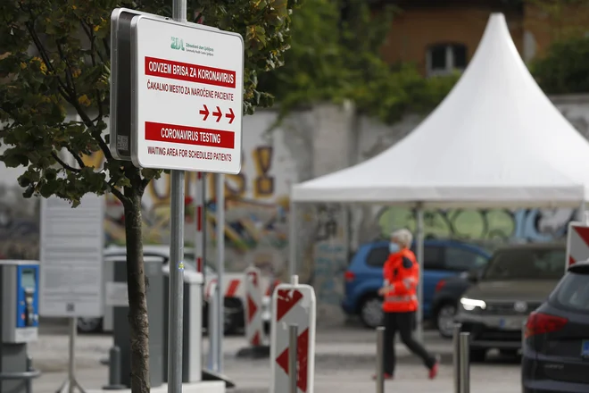 Vrste za čakanje na test koronavirus na Metelkovi. FOTO: Leon Vidic/Delo