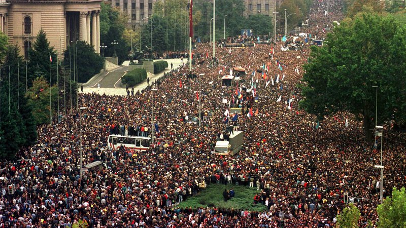 Fotografija: Protestni shodi proti Miloševiću so vrhunec dosegli 5. oktobra 2000 v Beogradu z več kot pol milijona protestniki iz vse države.
Foto Stringer/Reuters