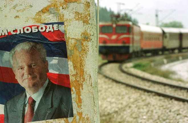 Danes mineva 20 let, odkar je srbska opozicija strmoglavila takratnega jugoslovanskega predsednika Slobodana Miloševića, ki je Srbijo z vojnami v nekdanji Jugoslaviji pahnil v mednarodno izolacijo. FOTO Hrvoje Polan/Reuters