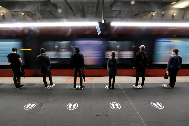 Varna razdalja na postaji tramvaja v Nici. FOTO: Eric Gaillard/Reuters