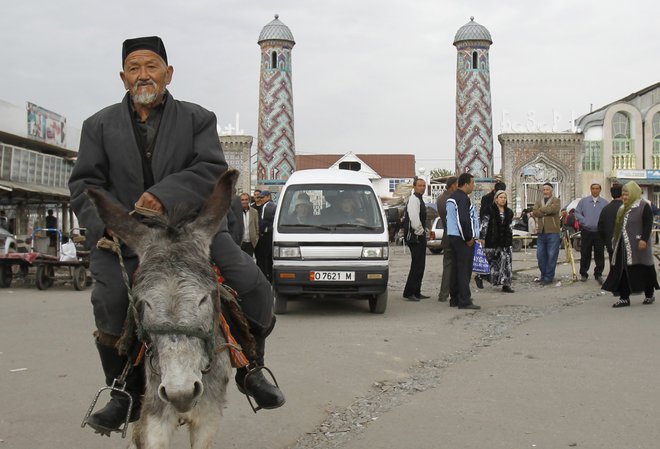 V Kirgizistanu danes potekajo parlamentarne volitve. FOTO: Denis Sinyakov/Reuters