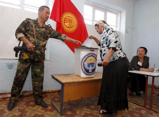Voljenje na referendumu leta 2010 je v Kirgizistanu potekalo ob prisotnosti oboroženih sil. FOTO: Vasily Fedosenko/Reuters
