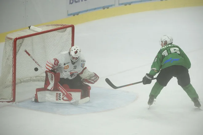 Eno najlepših akcij na derbiju je domači kapetan Aleš Mušič kronal z golom za vodstvo s 3:0. FOTO: Jure Eržen/Delo