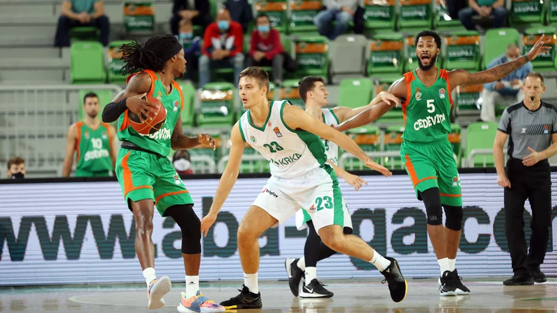 Fotografija: Kendrick Perry (z žogo) in Mikael Hopkins (desno) sta dajala ton igri Cedevite Olimpije med dvobojem s Krko. FOTO:ABA