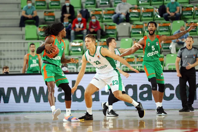 Kendrick Perry (z žogo) in Mikael Hopkins (desno) sta dajala ton igri Cedevite Olimpije med dvobojem s Krko. FOTO:ABA