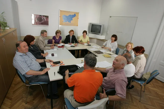 Učenje med drugim pomembno pomaga, da si starejši hitro opomorejo ob dogodkih, ki zamajejo njihovo notranje ravnovesje. FOTO: arhiv SUTŽO