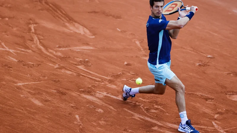 Fotografija: Aljaž Bedene se je trudil po najboljših močeh, a mu je boljšo predstavo proti Stefanosu Tsitsipasu preprečila poškodba gležnja.
FOTO: Thomas Samson/AFP