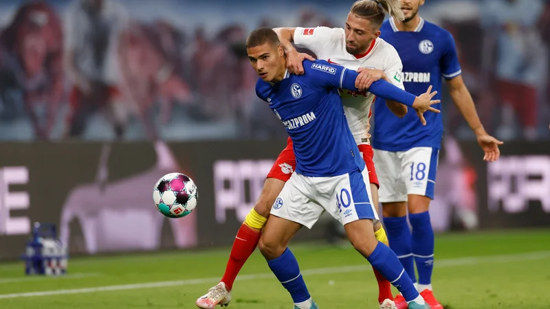 Fotografija: Kevin Kampl (na sredini) se je s soigralci pri Leipzigu veselil visoke zmage nad Schalkejem 04. FOTO: Odd Andersen/AFP