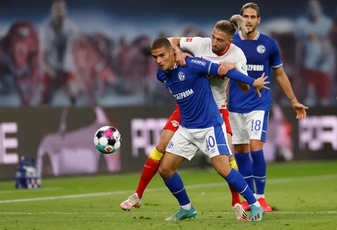 Kevin Kampl (na sredini) se je s soigralci pri Leipzigu veselil visoke zmage nad Schalkejem 04. FOTO: Odd Andersen/AFP