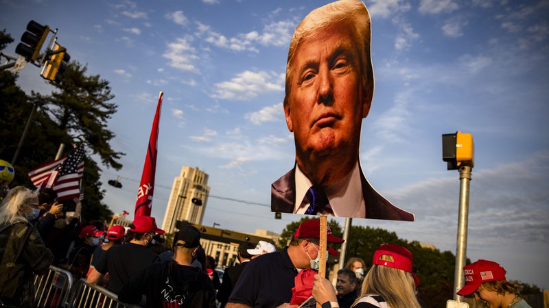 Fotografija: Demonstracije Trumpovih provržencev pred vojaško bolnišnico Walterja Reeda. FOTO: Samuel Corum/AFP