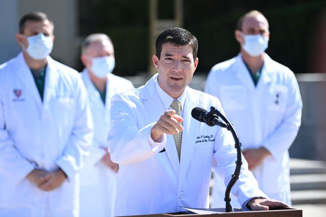Predsednikov zdravnik Sean Conley je povzročil precej zmede glede poteka bolezni. FOTO: Brendan Smialowski/AFP