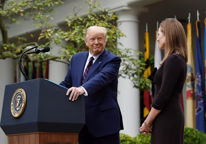 Več udeležencev slovesnosti ob imenovanju sodnice Amy Coney Barrett v Beli hiši je okuženih z novim koronavirusom. FOTO: Olivier Douliery/AFP