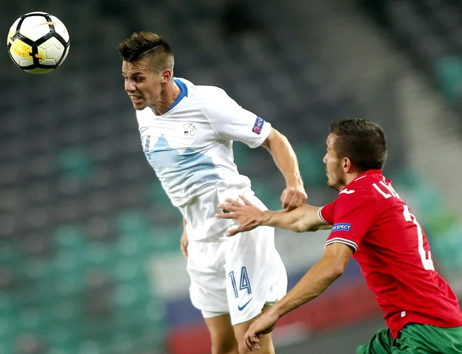 Miha Zajc se je okužil s koronavirusom v majici Genoe, zato ga ne bo v Slovenijo. FOTO: Roman Šipić