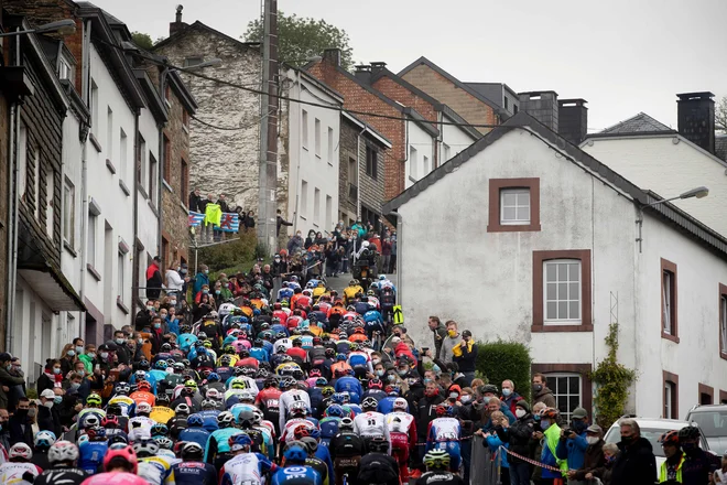 Peloton na dirki Liège–Bastogne–Liège. FOTO: Kristof Van Accom