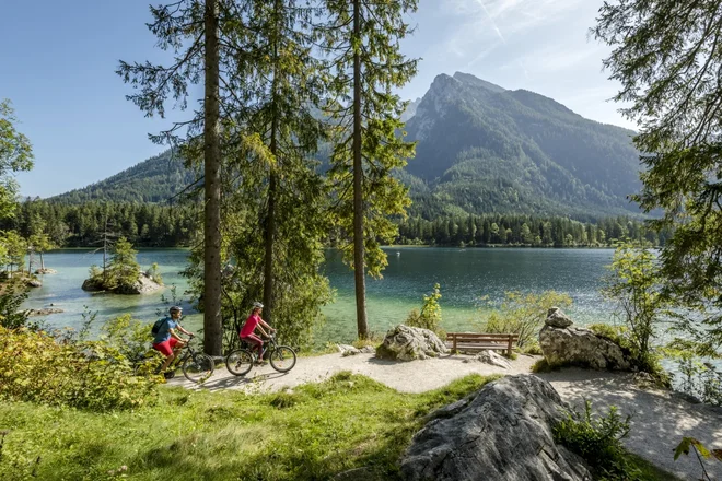 Kolesarka pot Bodensee–Königssee Radweg ob jezeru Hintersee © DZT FOTO: Günter Standl