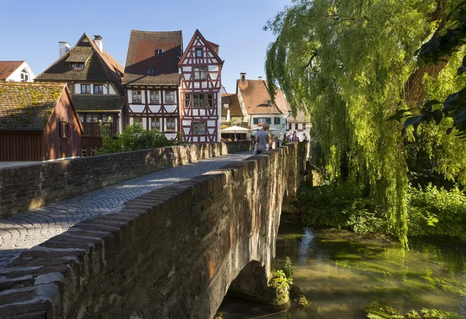 Ulm, most čez reko Blau v ribiški četrti © Getty Images FOTO: Martin Siepmann Getty Images/imagebroker Rf