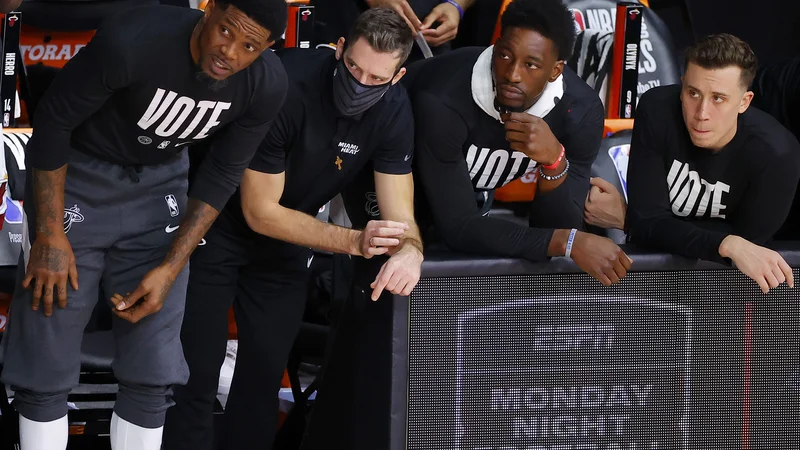 Fotografija: Goran Dragić in Bam Adebayo sta med tekmo trpela s soigralci in bila na trnih na klopi za poškodovane igralce. FOTO: Kevin C. Cox/AFP