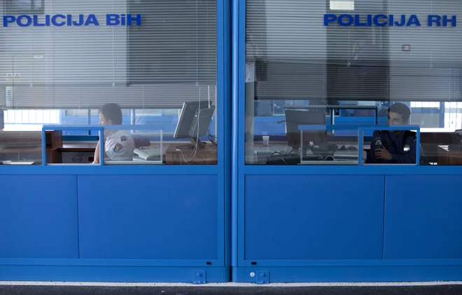Policija na mejnem prehodu Neum. FOTO: Antonio Bronic/Reuters