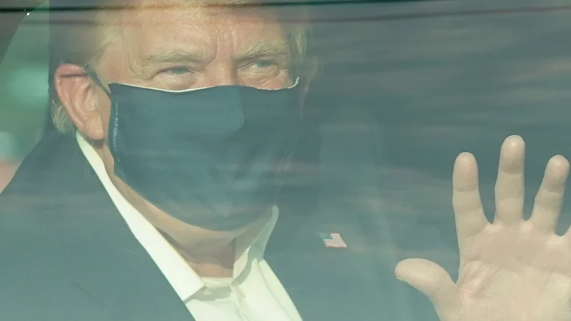 Fotografija: Močno kritizirana nedeljska vožnja Donalda Trumpa, med katero je pozdravljal privržence pred vojaško bolnišnico Walterja Reeda. FOTO: Alex Edelman/AFP