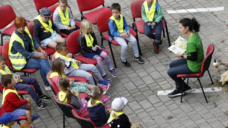 Fotografija: Z otroki se je treba pogovarjati – med drugim tudi o pasteh spleta. FOTO: Matej Družnik/Delo
