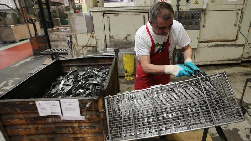 Fotografija: Koprski proizvajalec avtomobilskih delov Cimos je prejšnji mesec napovedal odpuščanje 200 zaposlenih. FOTO: Tomi Lombar/Delo