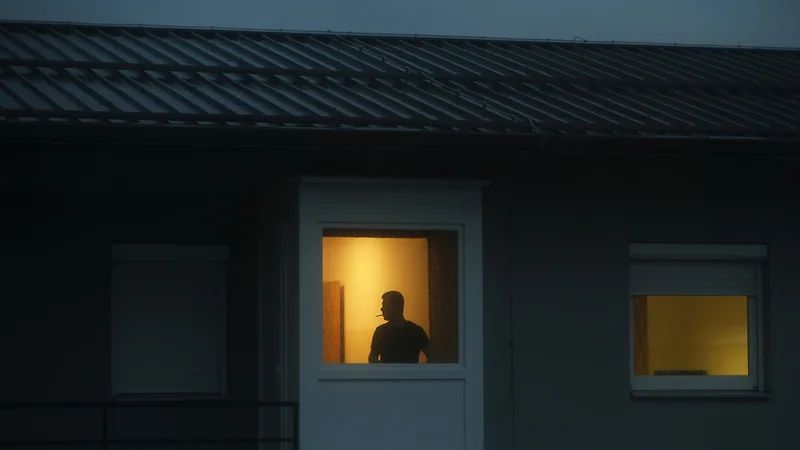 Na ministrstvu za notranje zadeve pravijo, da so številne prijave na določenih naslovih upravičene, saj imajo stalna bivališča na naslovih centrov za socialno delo in občin prijavljeni posamezniki iz ranljivih skupin, na primer brezdomci. FOTO: Jure Eržen/Delo