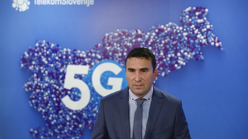 Fotografija: Do konca leta naj bi Telekom Slovenije s 5G v obstoječem frekvenčnem pasu pokril 33 odstotkov prebivalstva, pravi Matjaž Beričič, član uprave za tehnologijo. FOTO: Leon Vidic/Delo