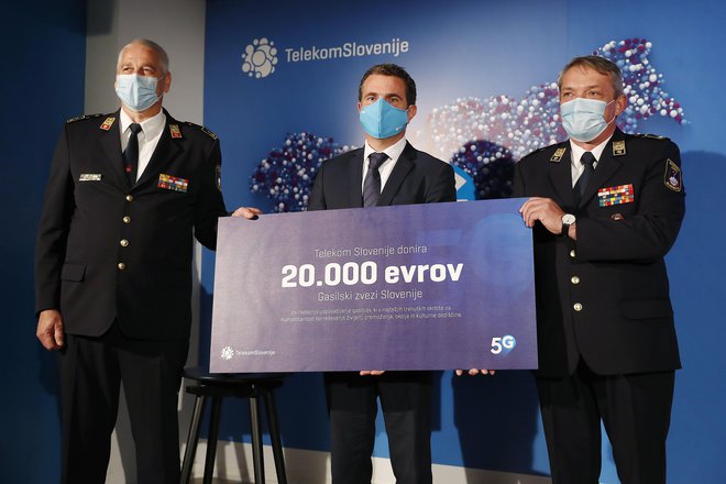 V imenu Telekoma Slovenije je Tomaž Jontes (na sredini) predsedniku Gasilske zveze Slovenije Janku Cerkveniku (desno) in poveljniku Franciju Petku predal donacijo 20.000 evrov za nadaljnje usposabljanje gasilcev. FOTO: Leon Vidic/Delo
