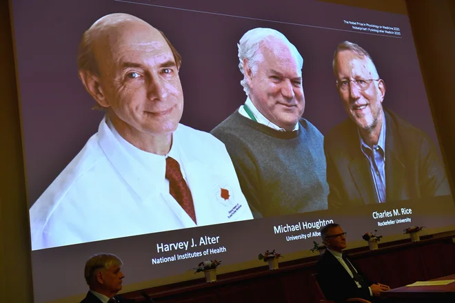 Harvey J. Alter, Michael Houghton in Charles M. Rice so odkrili virus hepatitisa C in omogočili razvoj testov za ugotavljanje bolezni in zdravil. FOTO:&nbsp;Claudio Bresciani/TT News AgencyReuters