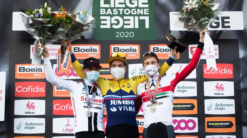 Fotografija: Po Alaphilippovi kazni je obveljal vrstni red: 1. Primož Roglič, 2. Marc Hirschi, 3. Tadej Pogačar. FOTO: Kristof Van Accom/AFP
