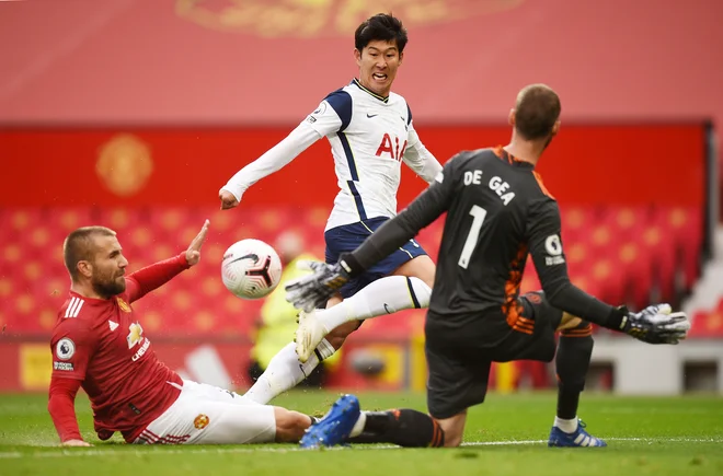 Kar s 6:1 je Tottenham na Old Traffordu premagal bledi Manchester United, pri katerem se stolček trenerja Ole Gunnarja Solskjærja vse bolj trese. Moštvo iz Londona je povsem nadiralo rdeče vrage, rdeči karton je zaradi nešportnega vedenja že v prvem polčasu prejel Anthony Martial. FOTO: Oli Scarff/Reuters