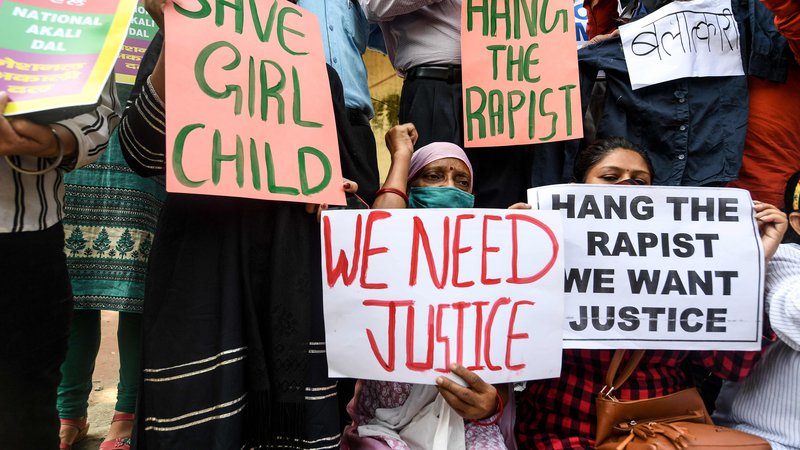 Fotografija: Aktivistke za ženske pravice v Indiji nadaljujejo proteste in zahtevajo kazen za posiljevalce. FOTO: Sajjad Hussain/AFP
