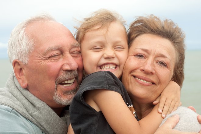 Stari starši in vnuki: kdaj se opreti na njihove izkušnje in modrost? FOTO: Shutterstock