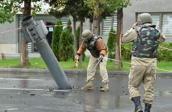 Strokovnjaki odstranjujejo neeksplodirano armensko raketo ruske proizvodnje BM-30 &raquo;Smrt&laquo;, ki je priletela v azerbajdžansko mesto Mingachevir. FOTO: Reuters