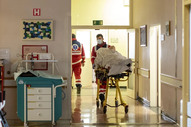 Število bolnikov s covid-19 na intenzivnih negah se je povečalo. Danes jih je bilo 21. FOTO: Voranc Vogel/Delo