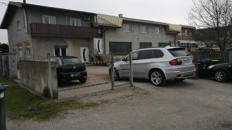 Fotografija: Marca lani je bilo pod avtomobil, parkiran v bližini Vukosavljevićeve hiše v Zalogu v Ljubljani, podstavljeno eksplozivno telo. FOTO: Tomica Šuljić