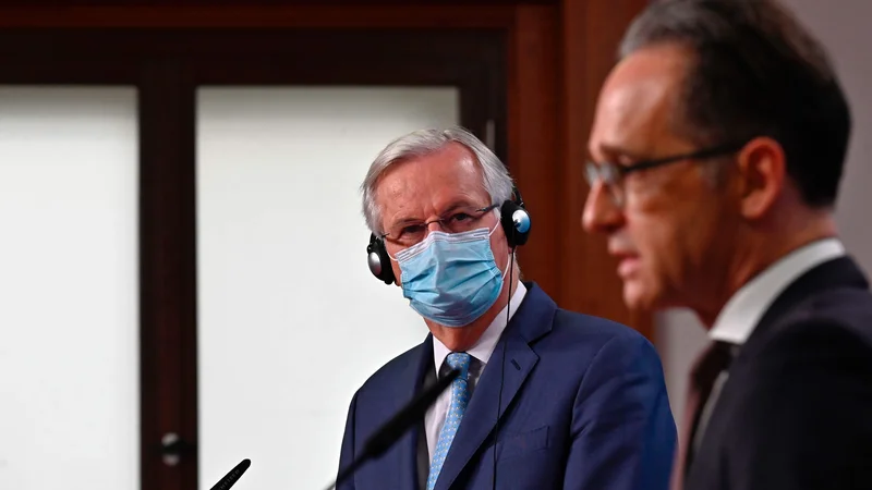 Fotografija: Glavni pogajalec evropske komisija za prihodnje odnose z Združenim kraljestvom Michel Barnier in nemški zunanji minister Heiko Maas med današnjo skupno novinarsko konferenco v Berlinu. Foto: Tobias Schwarz/Afp