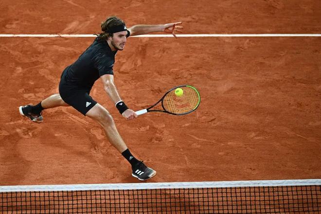 Potem ko je ugnal našega Aljaža Bedeneta, je bil Stefanos Tsitsipas zanesljiv tudi proti Grigorju Dimitrovu. FOTO: Anne-Christine Poujoulat/AFP