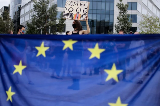 Naše državljanske svoboščine, svoboda medijev in pluralizem so pod zelo velikim pritiskom, menijo avtorji pričujočega gostujočega peresa. FOTO: Kenzo Tribouillard/AFP