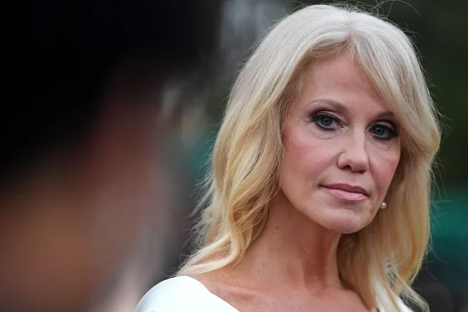Petnajstletna hčerka predsednikovo svetovalko v odstopu Kellyanne Conway obtožuje, da je okužila tudi njo. FOTO: Eric Baradat/AFP