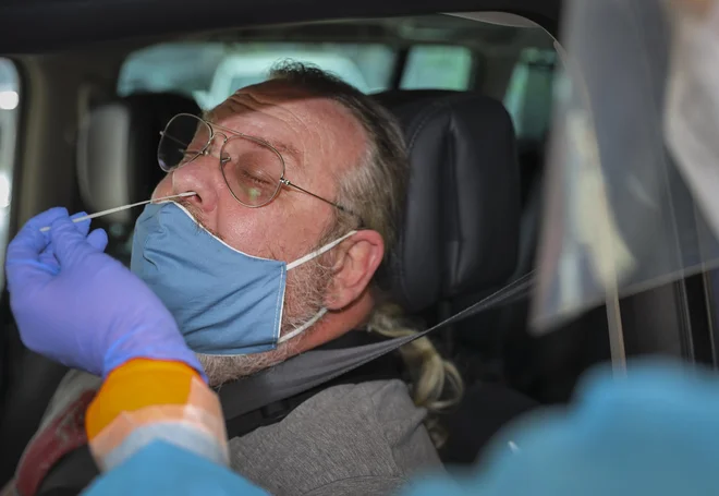 Proces analize vzorcev, odvzetih iz dihal, je tehnično zahteven, zato ga lahko izvajajo za to uposobljeni in natančni sodelavci.<br />
FOTO: Jože Suhadolnik