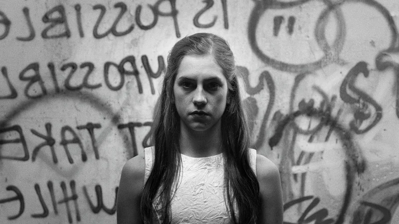 Fotografija: »V tej svoji norosti si bom skušala zamisliti, kako bi lahko dogodki ubrali drugačno pot,« pravi Antigona v filmu, ki bo nocoj odprl Festival slovenskega filma. Foto arhiv FSF
