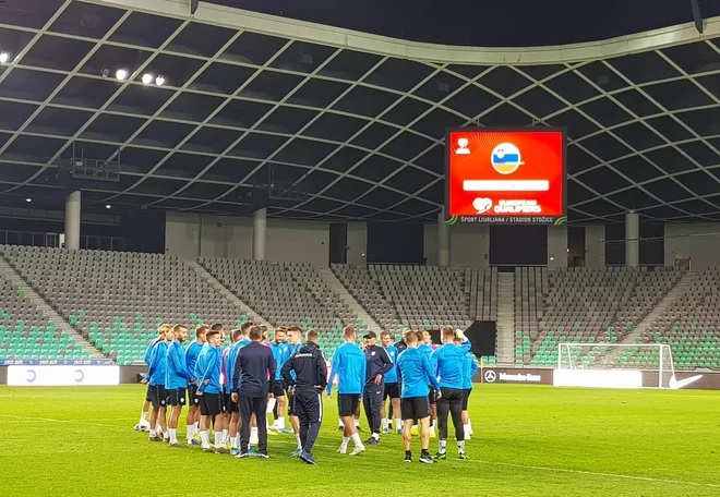 Matjaž Kek med nagovorom nogometašev pred treningom v Stožicah. FOTO: J. S.