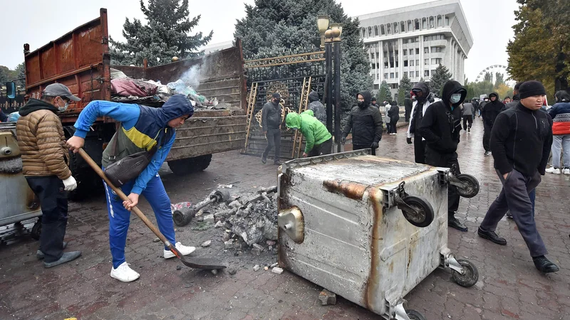 Fotografija: Protivladni protestniki nasprotujejo izidu nedeljskih parlamentarnih volitev. FOTO: Vjačeslav Oseledko/AFP
