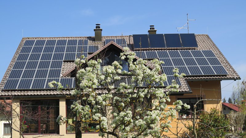 Fotografija: Vsaka stavba ima energetski potencial za izrabo brezplačne sončne energije. Hiša na fotografiji ima na strehi dva aktivna sistema: sončno elektrarno in sprejemnike sončne energije. Pod streho pa je viden zimski vrt, ki ga sonce pasivno ogreva. Foto Bojan Žnidaršič
