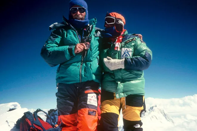 Marija in Andrej Štremfelj 7. oktobra 1990 na vrhu Everesta. FOTO: Osebni arhiv