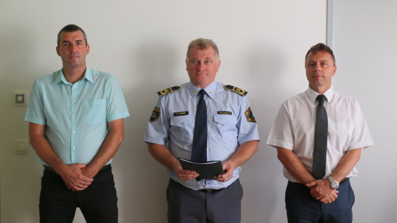 Fotografija: Uroš Lepoša (levo), v. d. generalnega direktorja policije Andrej Jurič (na sredini) in Igor Lamberger, ki je bil nekaj časa v. d. direktorja NPU, a se vodstvo zanj ni odločilo. FOTO: Policija