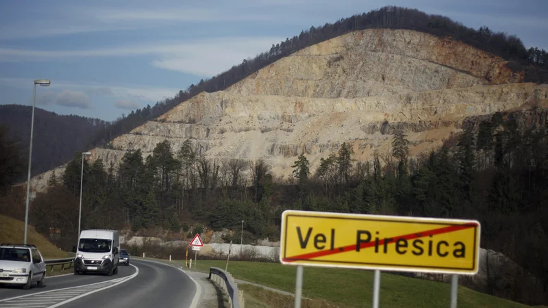 Fotografija: Od pravnega spora je odvisno, kdaj bodo lahko prodali kamnolom, ki je eden od ključnih pri gradnji tretje razvojne osi. FOTO Leon Vidic/Delo