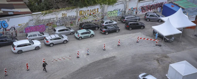 Čakalna vrsta za jemanje brisov za test za koronavirus pred zdravstvenim domom Ljubljana na Metelkovi. FOTO: Jože Suhadolnik/Delo