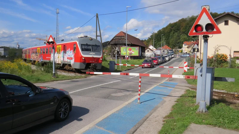 Fotografija: Na Škofljici več kot 17.000 motornih vozil na dan prečka železniški prehod, ki je tudi razlog za prometne zastoje. FOTO: Bojan Rajšek/Delo